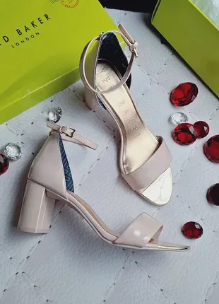 Ted baker оригінал пудрові лакові шкіряні босоніжки на невисоких підборах