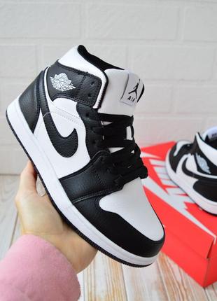 Зимние женские кроссовки nike air jordan 1 retro white black winter fur джордан белого с черным цветов мех