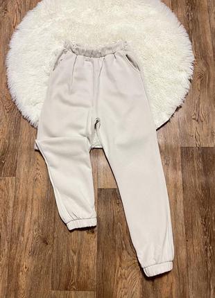 Спортивные молочные брюки от zara