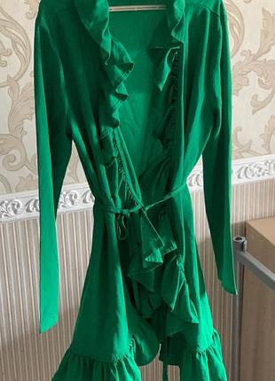 Зеленое платье с рюшками