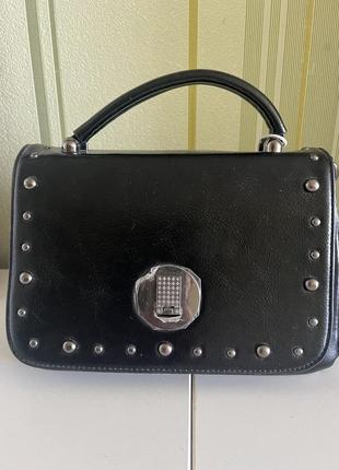 Ликвидация аксессуаров в магазине. черная сумка.