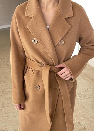 Тепле карамельне пальто міді двубортне.