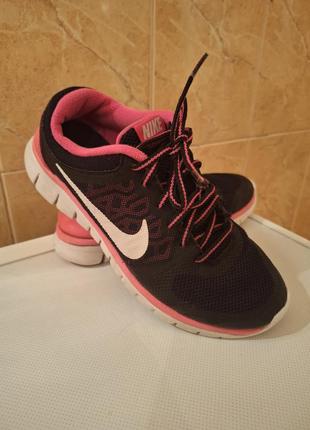 Кросівки на дівчинку фірми nike