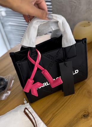 Сумка черная karl lagerfeld с розовым брелком kl