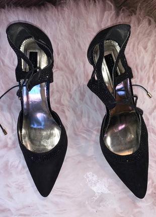 Чорні босоніжки на підборах