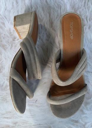 Серые замшевые босоножки на каблуке