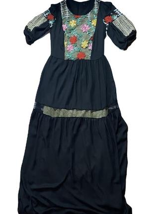 Черное длинное платье с вышивкой