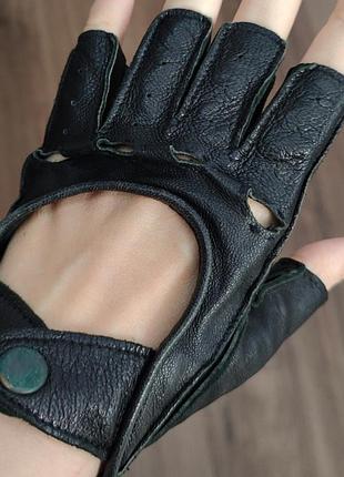 Черные кожаные перчатки без пальцев