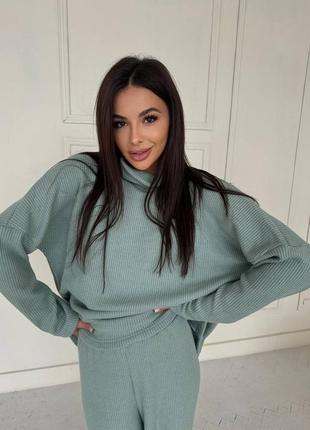 Костюм - объемный свитер и прямые брюки