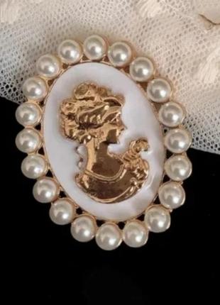 Брошка біжутерна камея, біла емаль/перлин їм. арт. 05738
