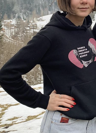 Черный свитшот "тяжело любить умную женщину" от бренда мрамор 🔥📚