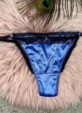 Изысканные трусики стринги с кружевом и стразами