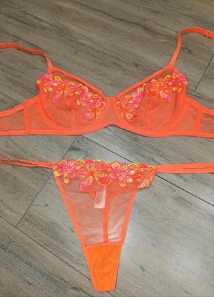 Яскравий комплект спідньої білизни з вишивкою