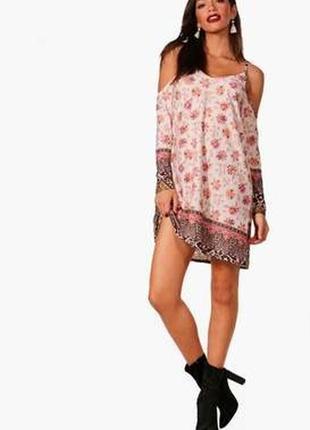 Boohoo. товар из англии. платье с цветочным принтом и с вырезами на плечах.