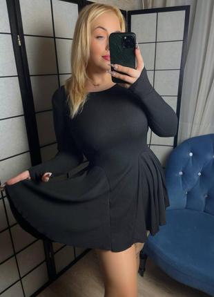 Однотонна сукня, чорна