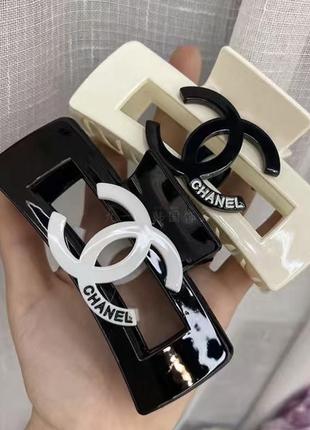 Заколка краб велика чорна молочна з лого chanel в стилі chanel