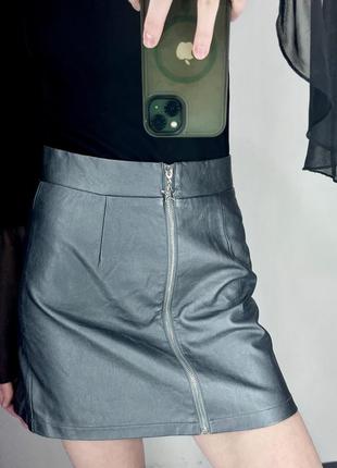 Спідниця міні на замку , сіра , з екошкіри