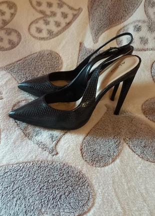 Туфлі на підборах з відкритою п'ятою