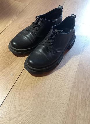 Шкіряні туфлі на масивній підошві