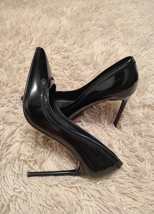 Туфлі. лак. класика. лодочки.