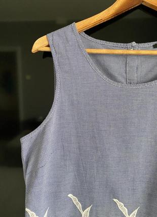 Бавовняна блуза без рукавів з вишивкою рішельє2 фото