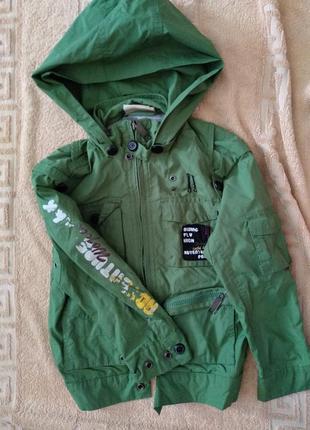 Демісезонна вітровка