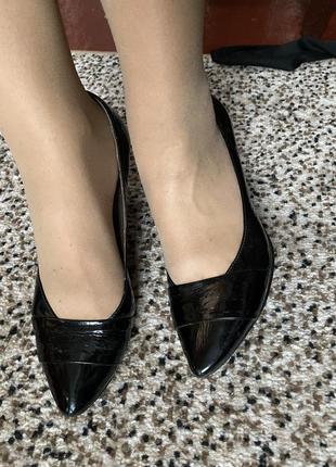 Лакові жіночі туфлі