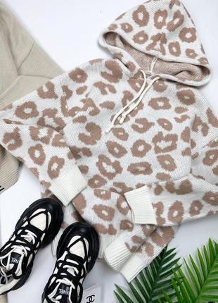 Белое вязаное худи в леопардовый принт