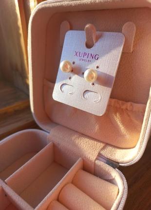 Красивые серьги-гвоздики из медицинского золота от xuping с жемчугом