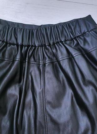Спідниця з екошкіри з кишенями3 фото