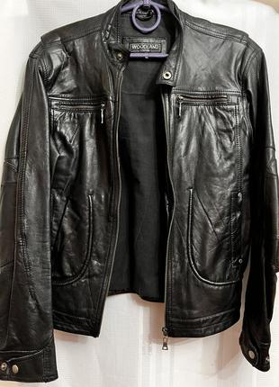 Черная кожаная куртка на замке