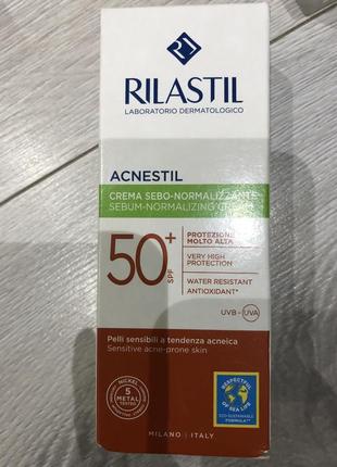 Солнцезащитный крем для кожи сильной к акне с spf 50+