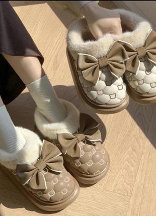 Молочні уги короткі жіночі з хутром, дутіки утеплені для дівчат, дутики, автоледі...