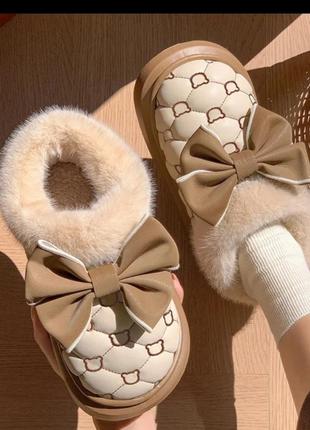 Молочні уги короткі жіночі з хутром, дутіки утеплені для дівчат, дутики, автоледі...