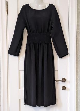 Мінімалістична сукня кімоно чорного кольору з розрізами по бокам.