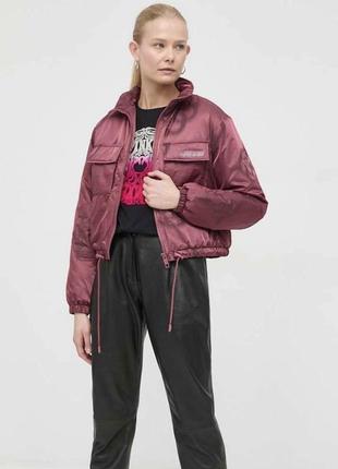 Утеплена бордова oversize куртка-бомбер guess2 фото