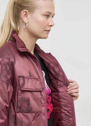 Утеплена бордова oversize куртка-бомбер guess5 фото