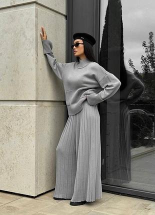 Теплый костюм с брючками и свитером