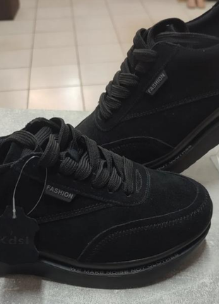 Натуральні замшеві кросівки