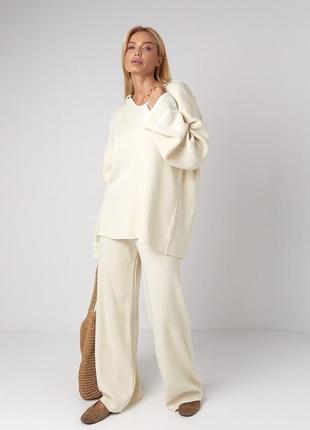 Женский костюм oversize со свободными брюками и кофтой-поло