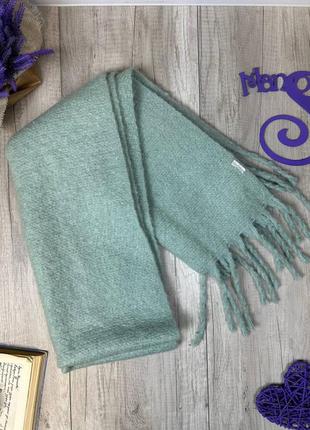 Женский палантин теплый с бахромой салатового цвета
