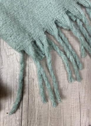 Женский палантин теплый с бахромой салатового цвета