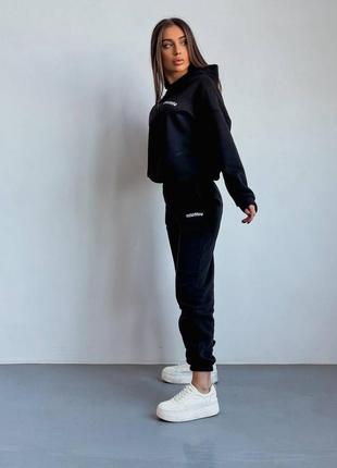 Жіночий спортивний костюм