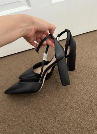 Черные туфли босоножки с острым носком на толстом каблуке aldo новые