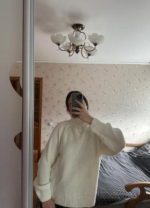 Белый свитер