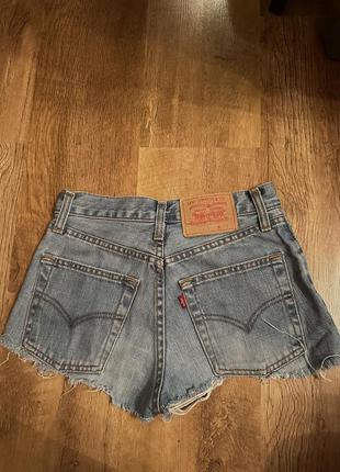 Синие шорты levis
