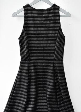 Forever 21 красива оригінальна сукня  вирізом спереду