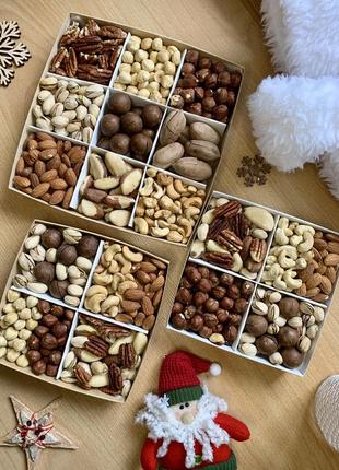 Коробка с орехами микс