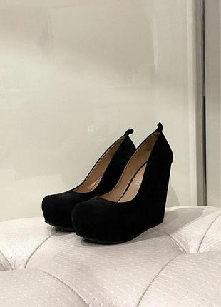 Чорні замшеві туфлі на платформі