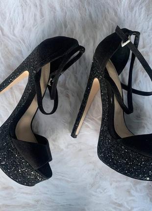 Чорні босоніжки на підборах